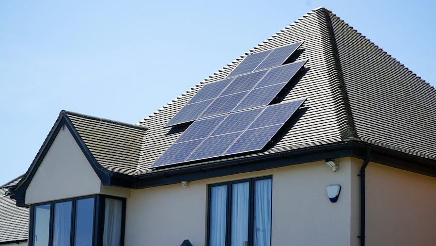 Placas solares instaladas en el tejado inclinado de una vivienda